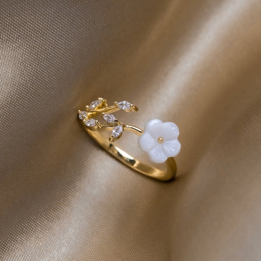 Estela - White Flower Ring