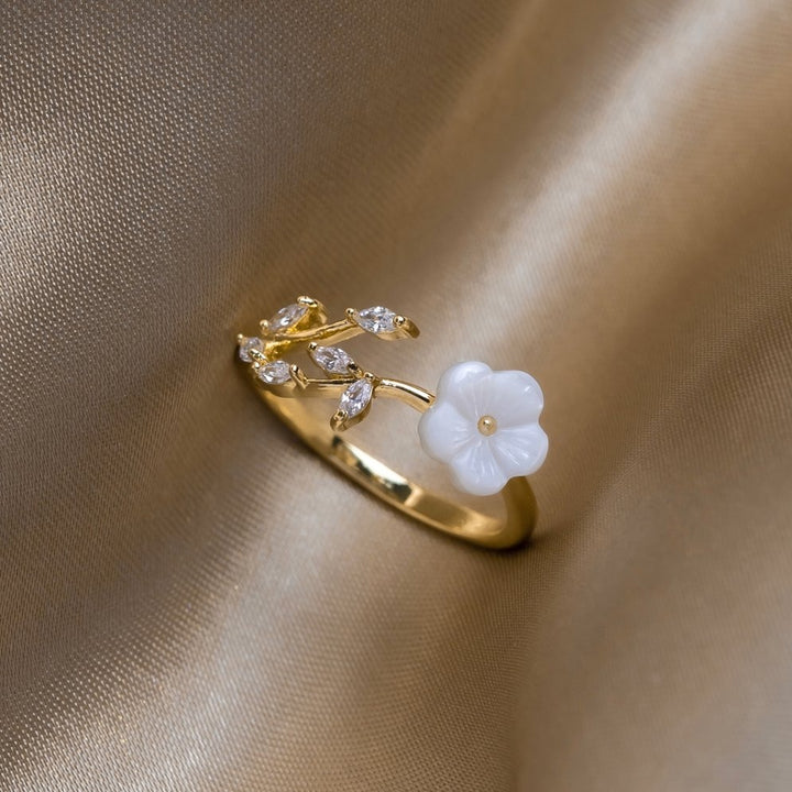 Estela - White Flower Ring