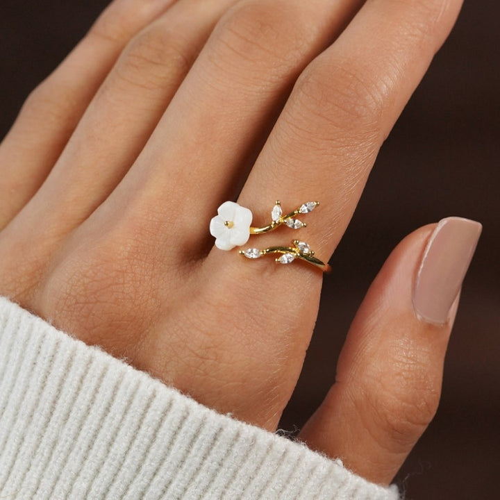 Estela - White Flower Ring
