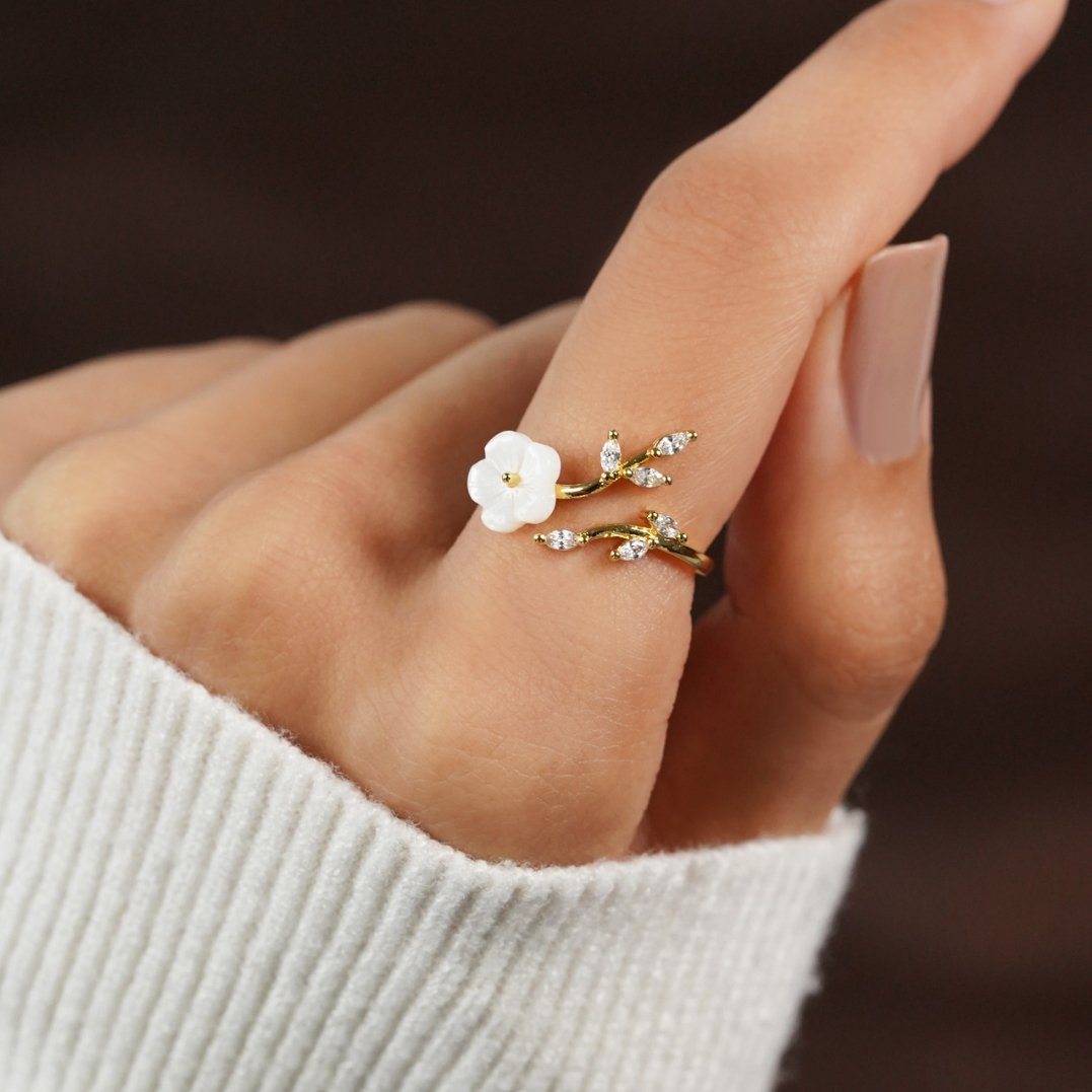 Estela - White Flower Ring