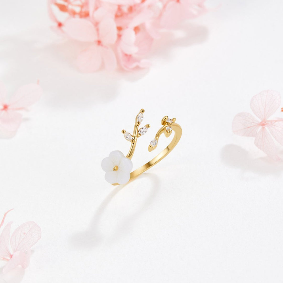 Estela - White Flower Ring