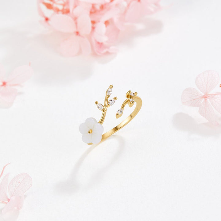 Estela - White Flower Ring